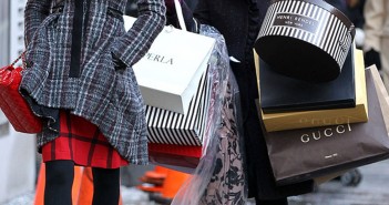 In Italia la ripresa dello shopping moda non si vede; in Francia sì, ma pesano troppo i saldi