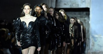 Esordio total black per la Paris Fashion Week: trionfa la pelle nelle sfilate di Saint Laurent e Olivier Theyskens