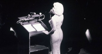 Marilyn Monroe incanta ancora: all’asta per 34.000 dollari le scarpe Ferragamo calzate per i 45 anni di JFK