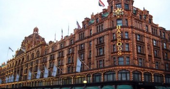 Harrods cresce nonostante il Retail Apocalypse. Gli sconti? “Un fallimento”. La ripetitività? “Un suicidio”