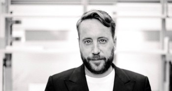 “Calzatura: svegliati!”. Jason Beckley, nuovo creativo di Clarks, lancia l’allarme: “Il fast fashion ci sfida: approfittiamone”