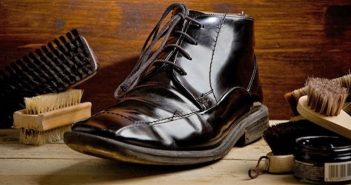 Lustrascarpe e calzolai per reagire la crisi: ecco gli ex professionisti che riscoprono i vecchi mestieri