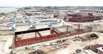 Le velleità bengalesi: “Quota 5 miliardi in 3 anni”. Ma l’export è in calo e i traslochi non finiscono