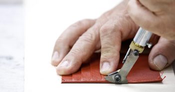 Varese, la salvezza è negli accessori: per i giovani disoccupati opportunità di lavoro nella pelletteria