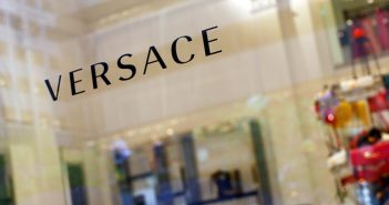 Versace bussa alla porta del Billion Dollar Club. In fila ci sono anche Balenciaga e Jimmy Choo