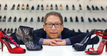 Stuart Weitzman “va in pensione”. Da maggio non disegnerà più le sue scarpe: “Ho tanti altri progetti…”. Tornerà a Lineapelle?