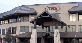 JBS ottiene lo sblocco di alcuni fondi, ma Moody’s le taglia il rating (e gli operai manifestano)