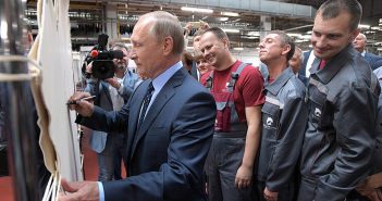 A president among the drums: Vladimir Putin visits TC Ryazan Tannery and hopes “that wages grow”