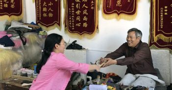 Storia di Meng Guangbin, ciabattino-filantropo cinese, che ripara scarpe per “rendere la Cina migliore”