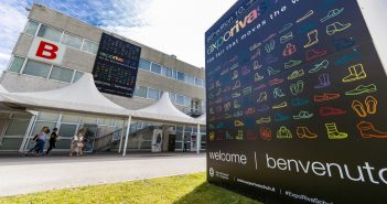 Expo Riva Schuh, ultimo giorno: dappertutto piovono sneaker, chi cerca il salto di qualità usa la pelle