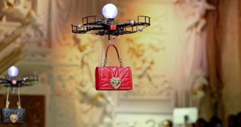 Milano Fashion Week: pelle e tecnofuturo. Le borse di Dolce&Gabbana volano, trasportate da droni