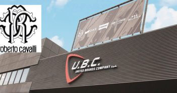 E anche Cavalli si butta sulle sneaker: gliele produce United Brand Company. Intanto i dipendenti scioperano