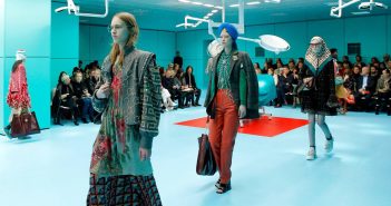 Gucci spiazza tutti e il prossimo settembre sfila a Parigi: “Omaggio alla Francia”. Il duello con Milano non finisce qui