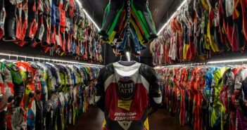 Dainese celebra la sua storia e programma il futuro: inaugurato il museo DAR, scommessa sull’abbigliamento