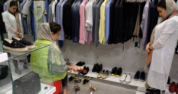 Trump minaccia l’embargo petrolifero, Teheran chiude l’import (anche) di scarpe e borse. Già addio a un mercato emergente?