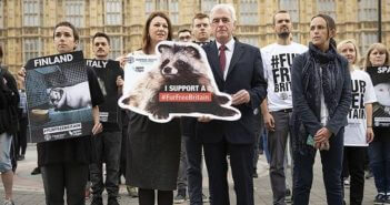 Inghilterra, il regalo del Labour Party ai nazi-veg: “Brexit l’occasione per vietare l’import di pellicce dall’Europa”