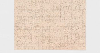 Japanese Hender Scheme create leather jigsaw puzzles. A small quantity of pieces to put together the grain pattern