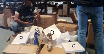 Contraffazione tra Cina, Torino e il web: sequestrate 40.000 scarpe e centinaia di borse con logo Versace falso