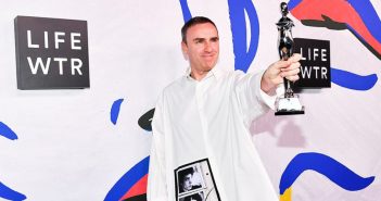 Simons fa il bis: per CFDA è ancora il miglior stilista femminile del mondo. Nell’uomo comanda lo streetwear