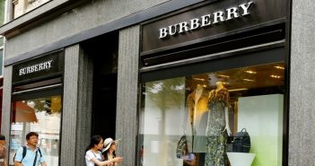 Succede a Pechino: Burberry (come Gucci e Vuitton) ribassa gli scontrini, Stella International, invece, soffre