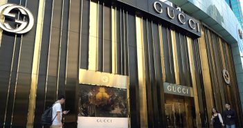 La Cina e i prezzi del lusso: anche Gucci, dopo Louis Vuitton, abbassa gli scontrini (in media) del 5%