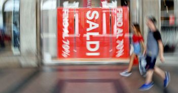 Via ai saldi tra speranze e polemiche sul valore degli sconti. Codacons: “Famiglie diffidenti, gli acquisti caleranno”