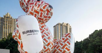 Tempi strani per Burberry: la Borsa non apprezza la ripresa lenta e per Gobbetti si fa già dura