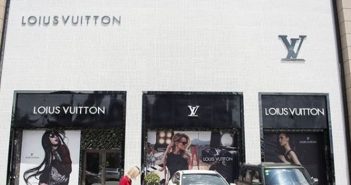 Cina, la boutique Loius Vuitton non ce la conta giusta. L’ultimo oltraggio del fake? Gli store falsi
