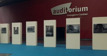 Art glances at the fair: at Lineapelle95 painter Riccardo Luchini presents his Tanneries exhibition