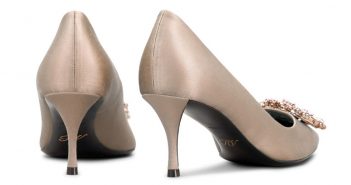 Da Roger Vivier sono sicuri: il tacco alto appartiene al passato, “alla donna moderna bastano 5 centimetri”