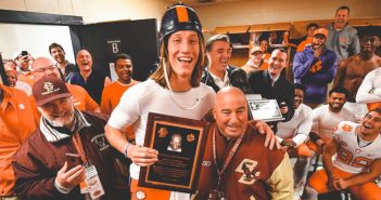 Un caschetto in pelle per il miglior giocatore del match: il rito vintage della sfida tra Clemson University e Boston College