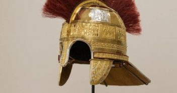 Ricostruito rarissimo elmo anglo-sassone dell’VIII secolo in pelle e metalli preziosi: era di chi combatté contro re Artù?