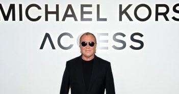 Kors +9%, ma delude Wall Street, Choo sorprende: il gruppo USA chiude uno strano trimestre. Più accessori per Versace