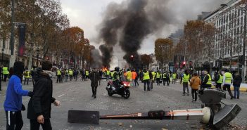 Non shopping, ma saccheggi. Il racconto di Barrett, Baldinini e Doucal’s: “Così i gilet jaunes paralizzano Parigi”